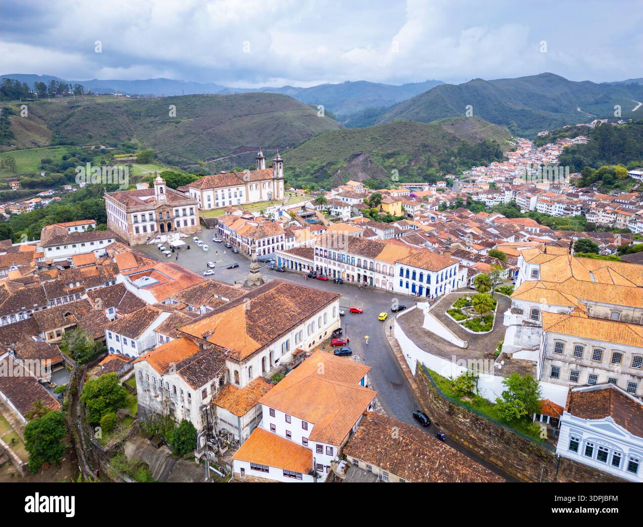 Ouro Preto, Brasilien: Drohnenansicht des Tiradente-Platzes in Ouro Preto, der Altstadt Brasiliens mit dem Museum im Zentrum und der Grubenakademie Stockfoto