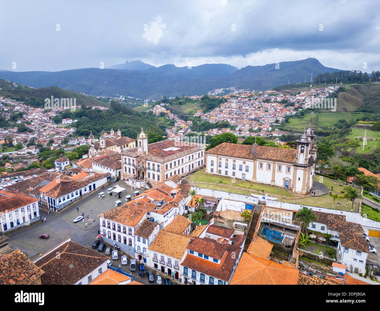 Ouro Preto, Brasilien: Aus der Vogelperspektive die Altstadt von ouro Preto mit dem Tiradente-Platz, dem Inconfidencia-Museum und der Kirche unserer Lieben Frau vom Karmel Stockfoto