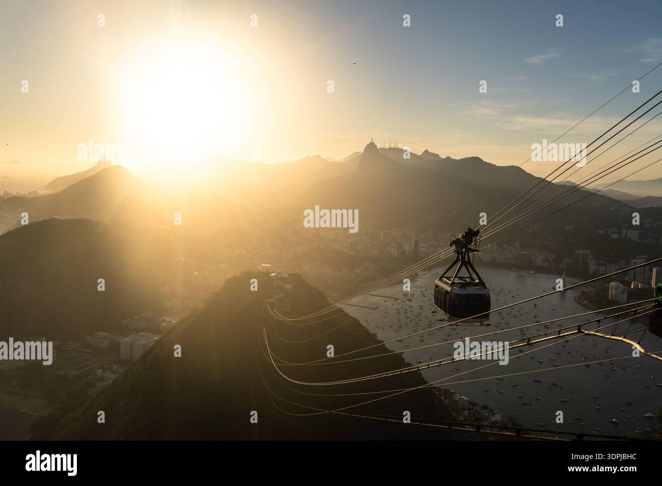 Rio de Janeiro, Brasilien: Panoramablick auf den Strand Botafogo bei Sonnenuntergang mit dem berühmten sugarloaf-Berg und der Seilbahn in Rio de Janeiro, Brasilien Stockfoto