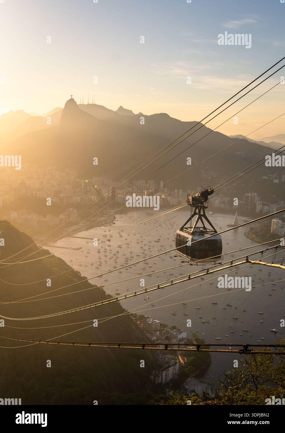 Rio de Janeiro, Brasilien: Panoramablick auf den Strand Botafogo bei Sonnenuntergang mit dem berühmten sugarloaf-Berg und der Seilbahn in Rio de Janeiro, Brasilien Stockfoto