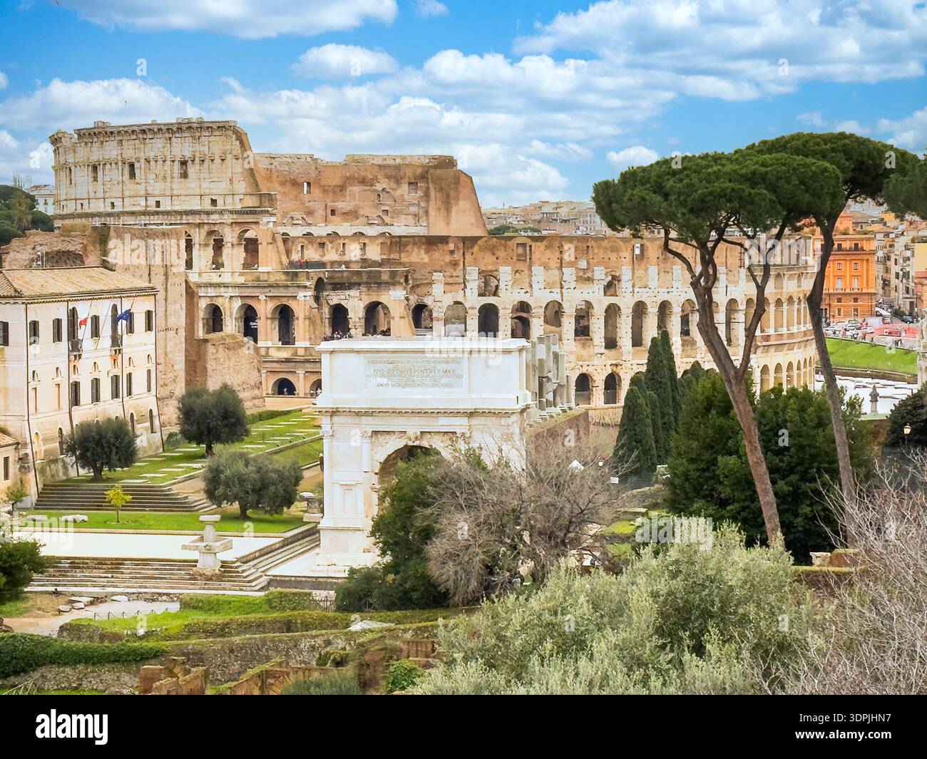 Ikonischer Blick auf den Titusbogen und das Kolosseum in Rom, Italien Stockfoto