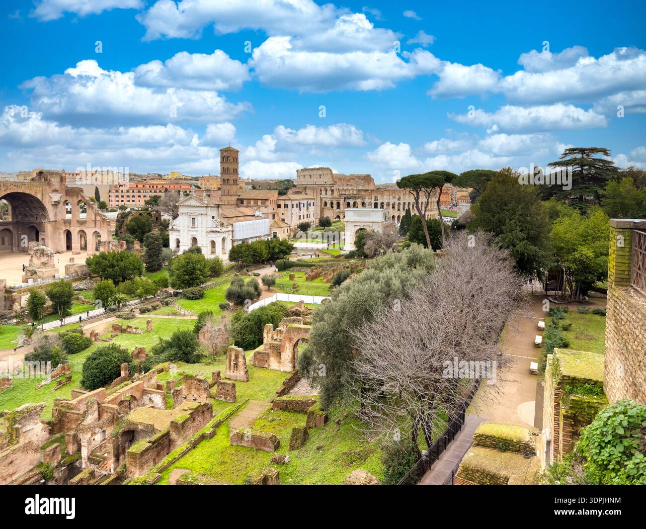 Panoramablick auf das Forum Romanum und das Kolosseum Stockfoto