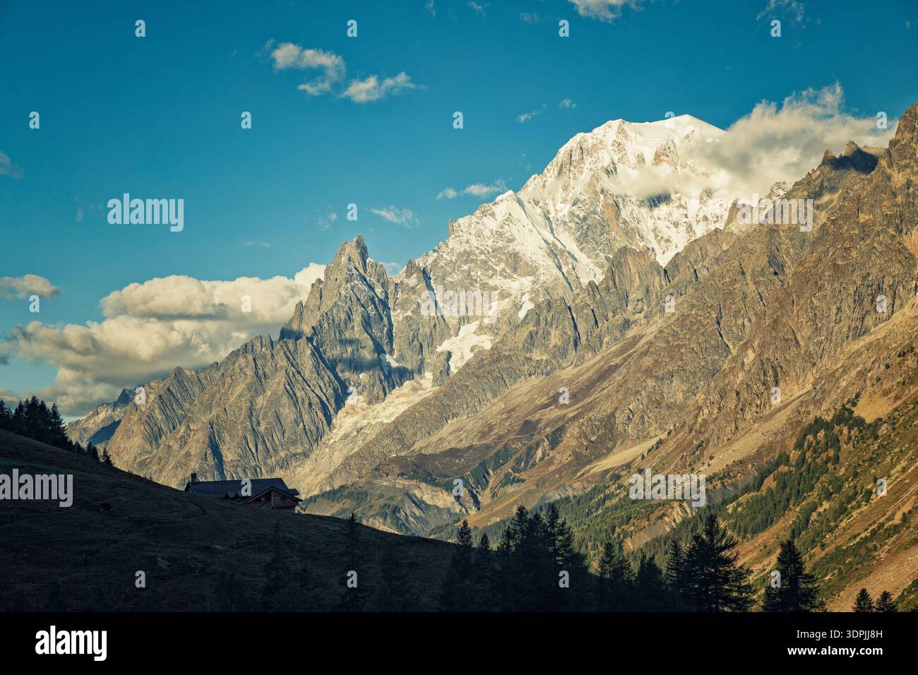 Val d'Aosta, Italien - 15. August 2025: Weite Sicht auf das Mont Blanc-Massiv mit zerklüfteten Granitgipfeln und hängenden Gletschern über Val Veny. Stockfoto