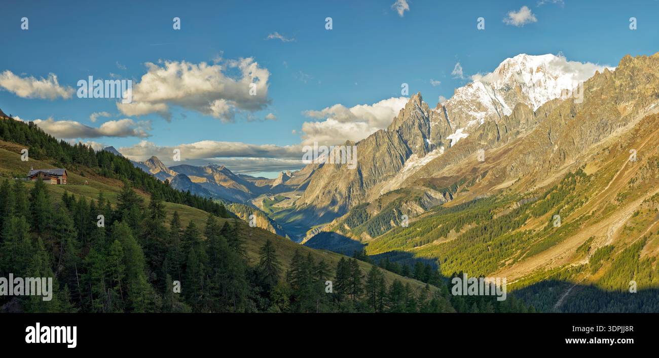 Val d'Aosta, Italien - 15. August 2025: Weite Sicht auf das Mont Blanc-Massiv mit zerklüfteten Granitgipfeln und hängenden Gletschern über Val Veny. Stockfoto