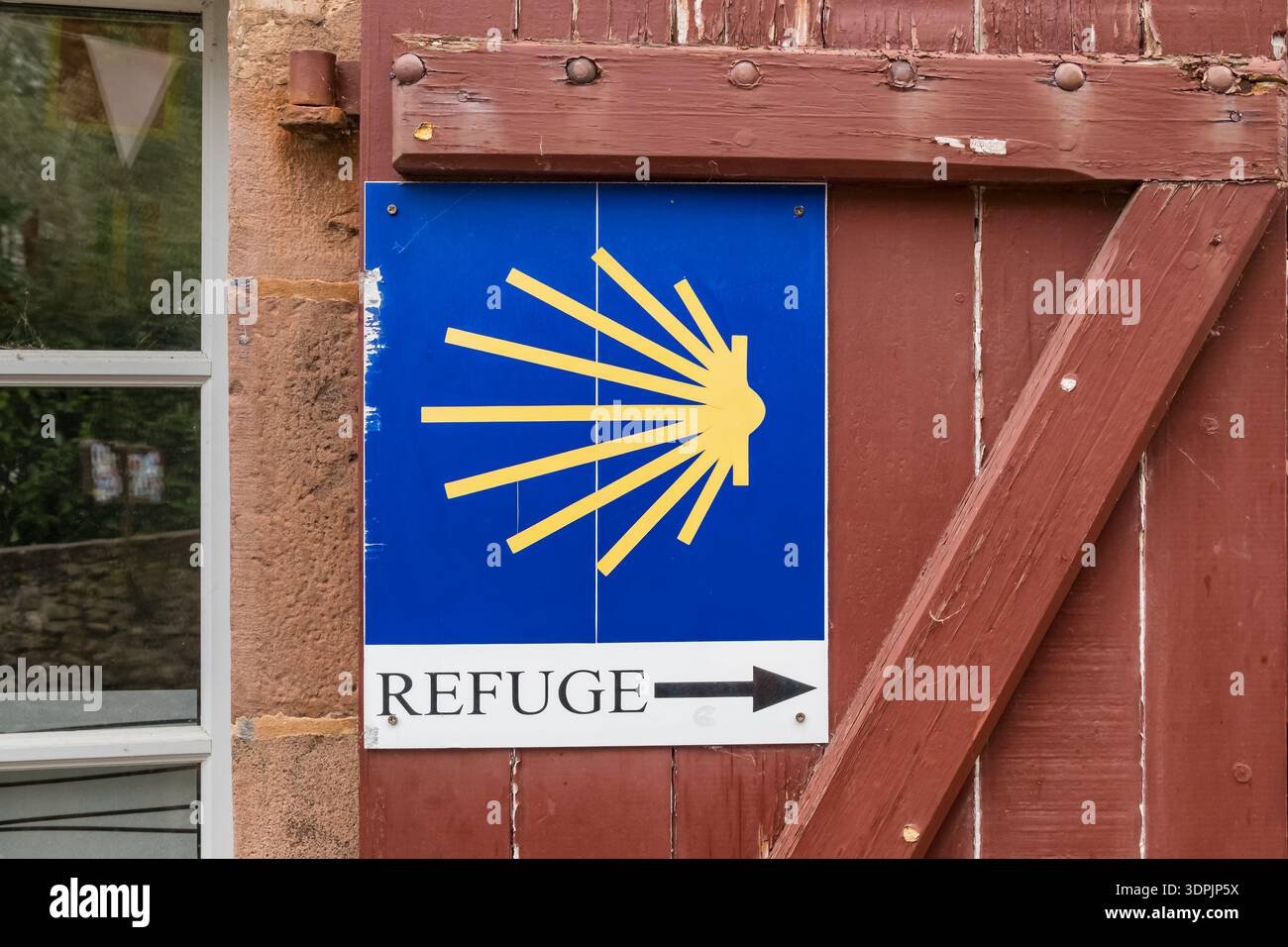Jakobsweg-Schild und gelber Pfeil zur Zuflucht Stockfoto