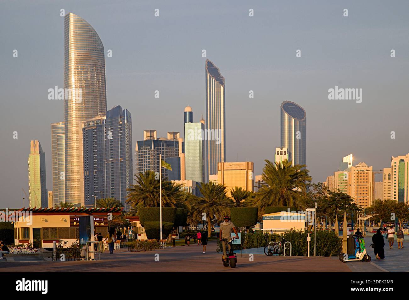 Vereinigte Arabische Emirate, Abu Dhabi, Corniche, Promenade, Skyline, Stockfoto