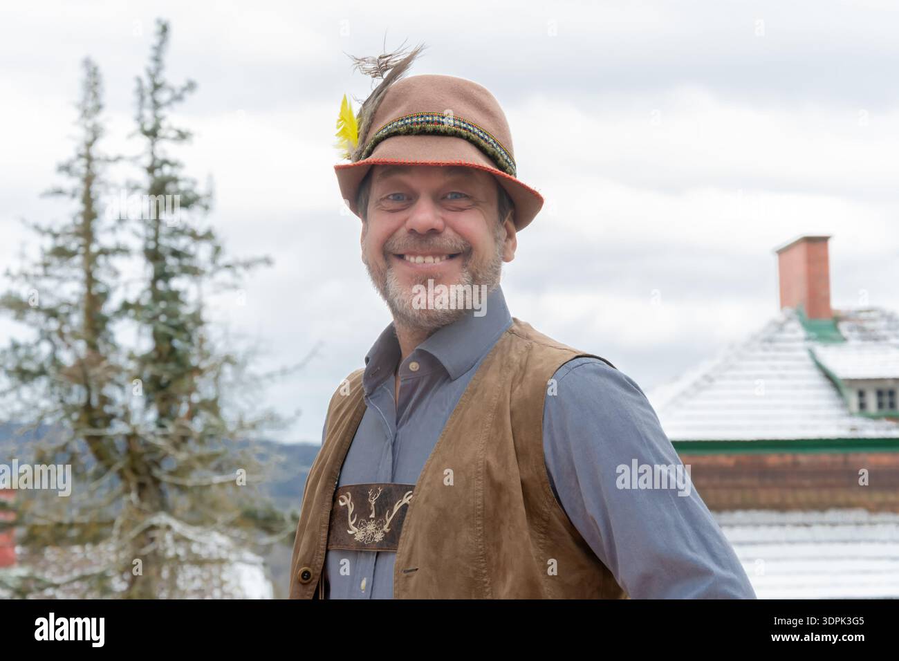 Porträt des Mannes in bayerischer Kleidung im Winter. Stockfoto