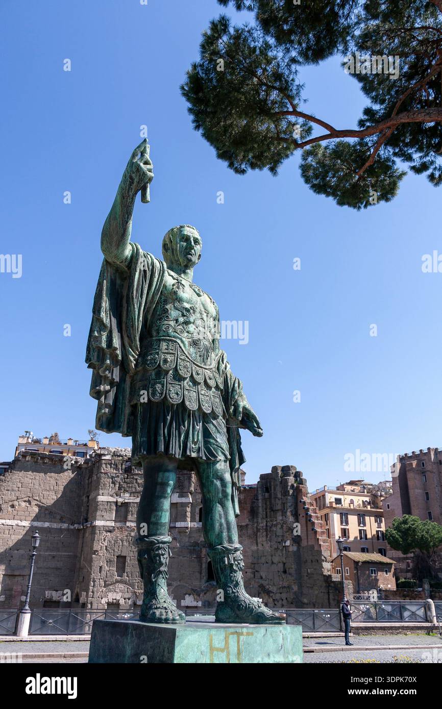 Moderne Statue des römischen Kaisers Marcus Cocceius Nera von 96 bis 98 n. Chr. in der Via dei Fori Imperiali in Rom Italien Stockfoto