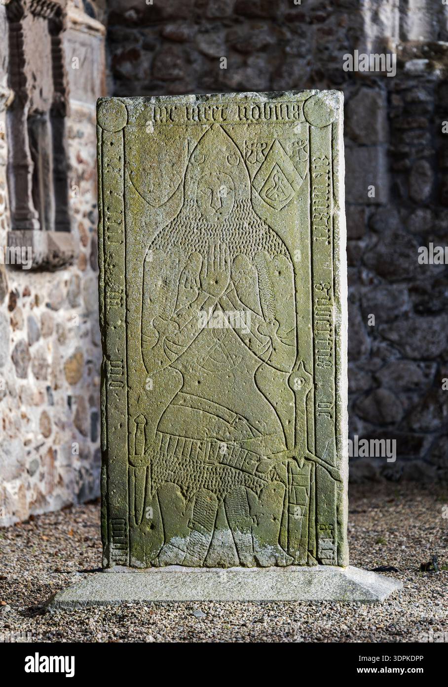 Der Grabstein von Gilbert de Greenlaw, der in der Schlacht von Harlaw starb, zeigt einen Ritter in der Kinkell Church bei Inverurie, Aberdeenshire, Schottland. Stockfoto