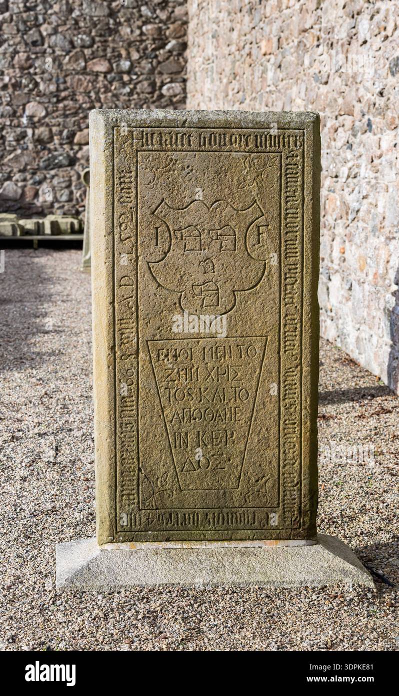 Die Rückseite des Grabsteins von Gilbert de Greenlaw, der in der Schlacht von Harlaw in der Kinkell Church bei Inverurie, Aberdeenshire, Schottland, starb. Stockfoto