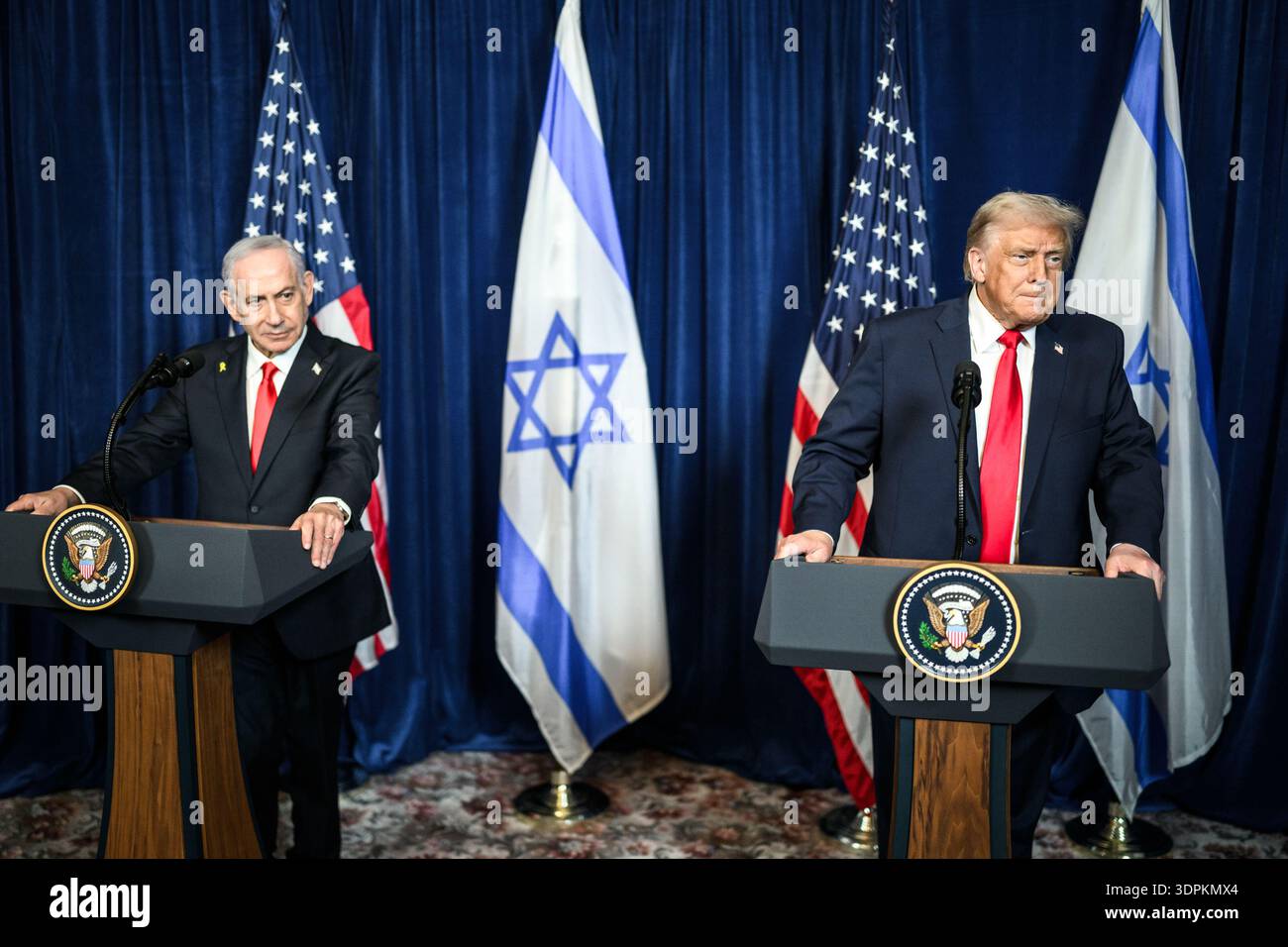 Präsident Donald Trump nimmt an einer bilateralen Pressekonferenz mit dem israelischen Premierminister Benjamin Netanjahu am Montag, 29. Dezember 2025 Teil Stockfoto