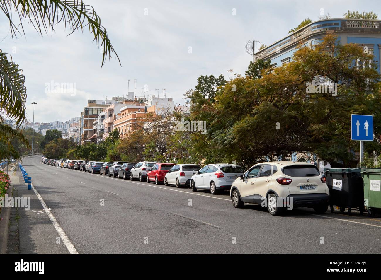 Dicht bepackt auf Straßenparkplätzen, voll auf der Hauptstraße Las palmas de gran canaria, kanarische Inseln, spanien Stockfoto