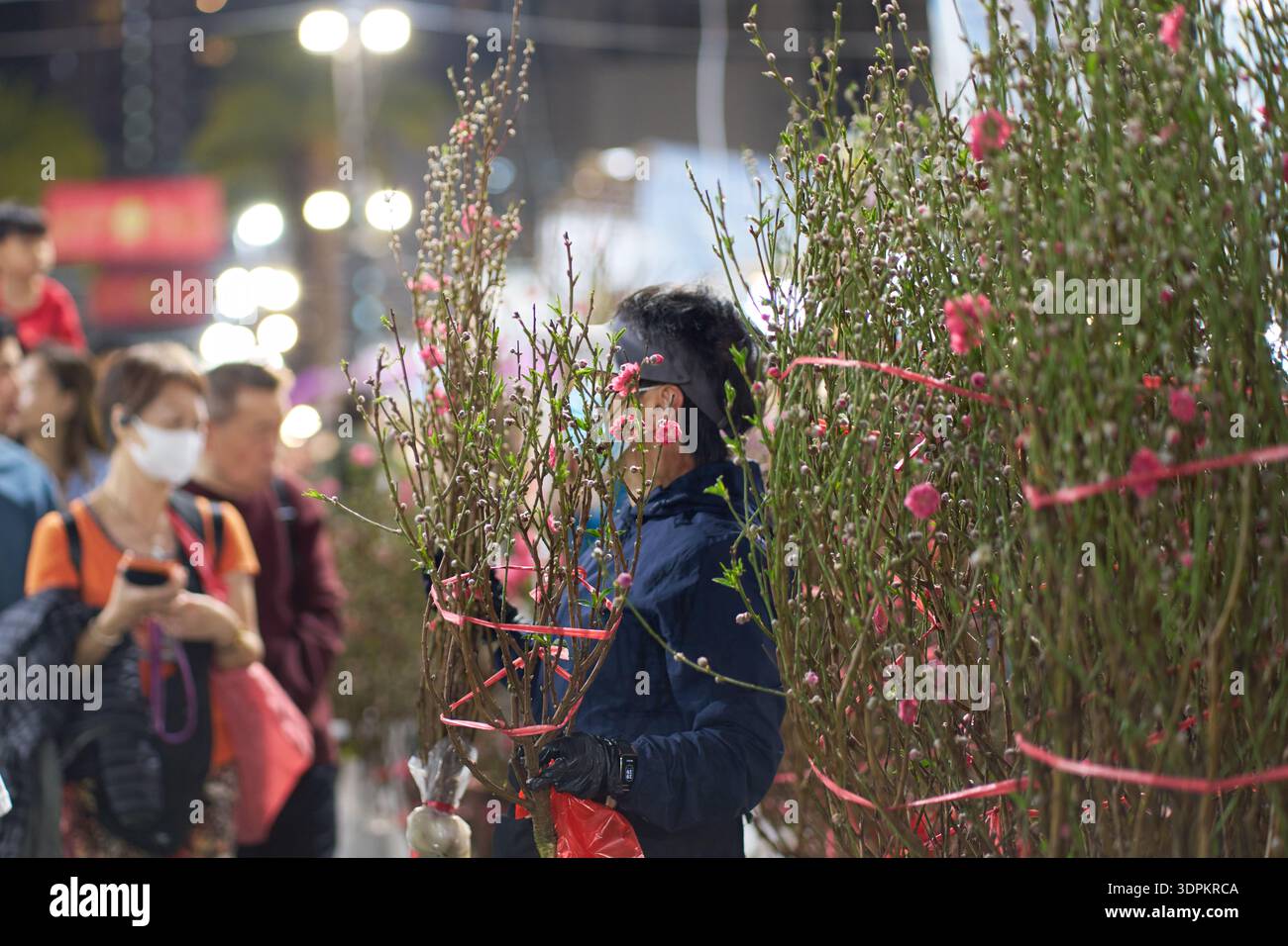 Ein Verkäufer von Pfirsichblüten auf der Victoria Park Lunar New Year Fair 2026. Stockfoto