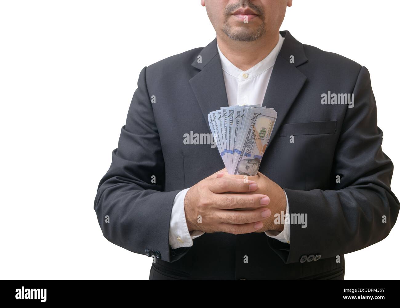 Ein professioneller Geschäftsmann, der einen formellen schwarzen Anzug trägt und einen Geldfan in beiden Händen vor weißem Hintergrund hält. Geeignet für Geschäftsleute, Flosse Stockfoto