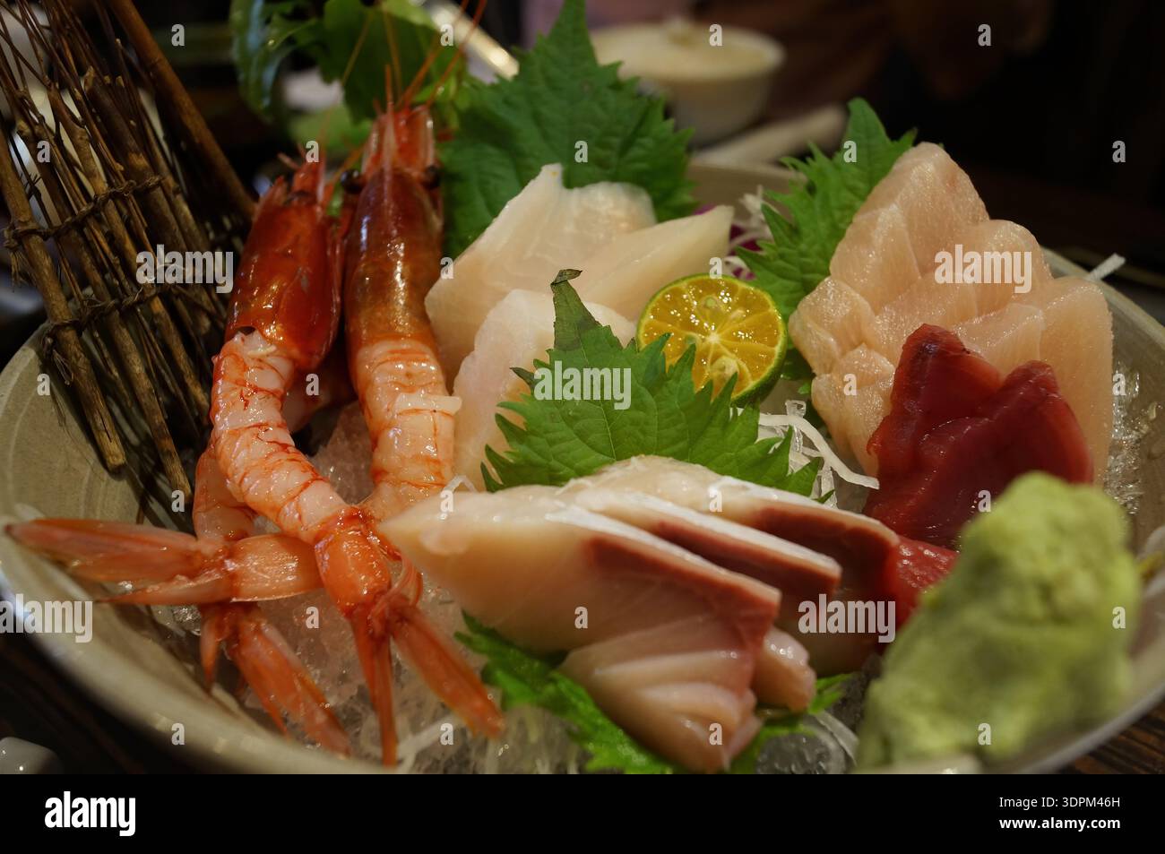 Gourmet-Sashimi-Platte mit Garnelen Stockfoto