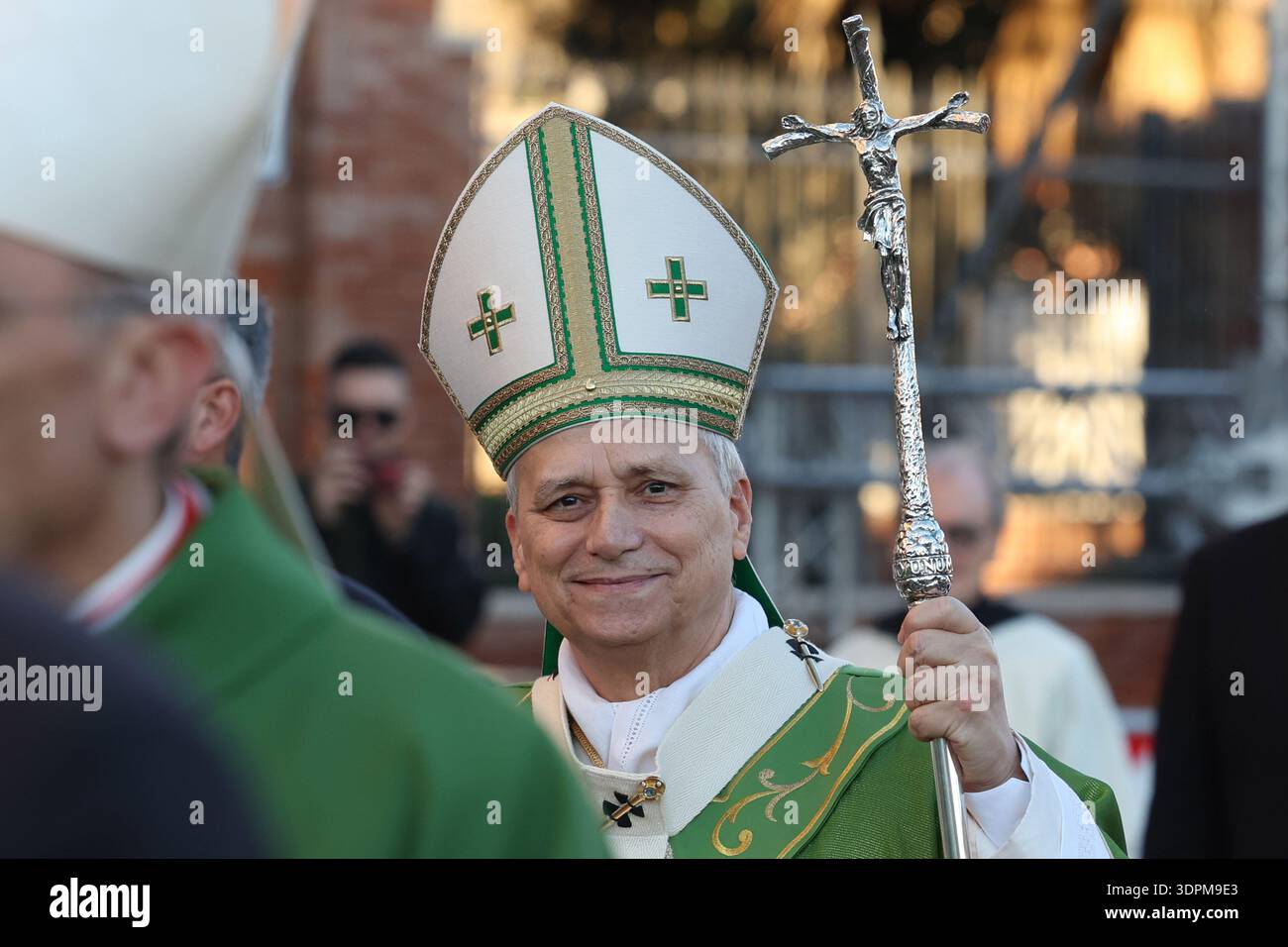 Gastgeber, Italien. Februar 2026. Ostia – Italien, 15. Februar 2026: Papst Leo XIV. Führt die Messe während seines ersten Besuchs in der Pfarrgemeinde Santa Maria Regina Pacis in Ostia, einer Küstenstadt 20 km von Rom entfernt. Quelle: Unabhängige Fotoagentur/Alamy Live News Stockfoto