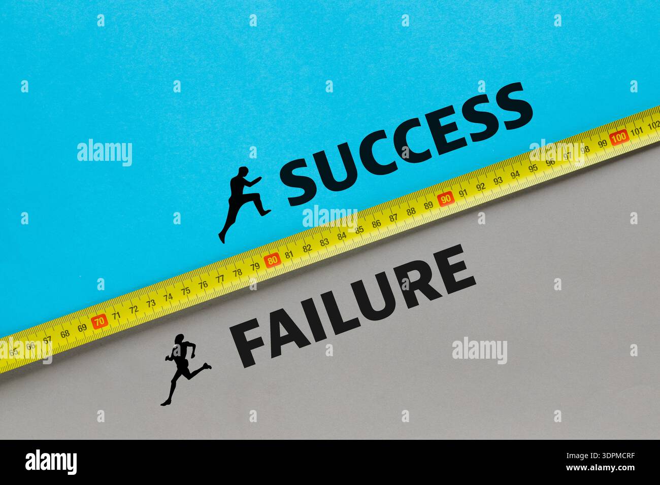 Erfolg vs. Fehler. Geschäftskonzept. Blauer und grauer Hintergrund. Maß für Erfolg und Misserfolg. Eine Person, die das Wort Erfolg nach oben drückt und flüchtet Stockfoto