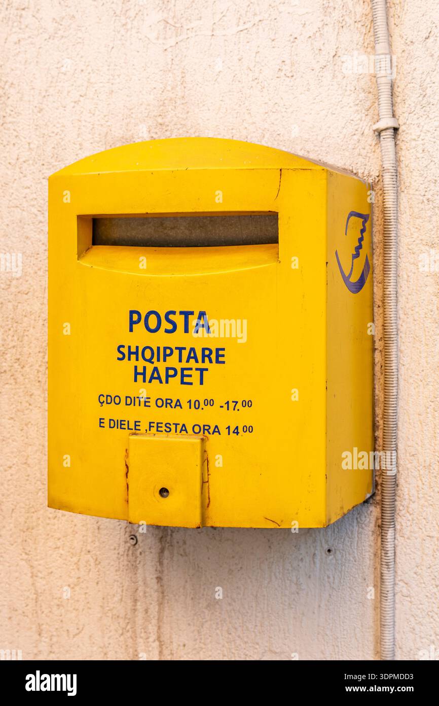 Gelbes Briefkästchen der albanischen Post in Tirana, Albanien Stockfoto