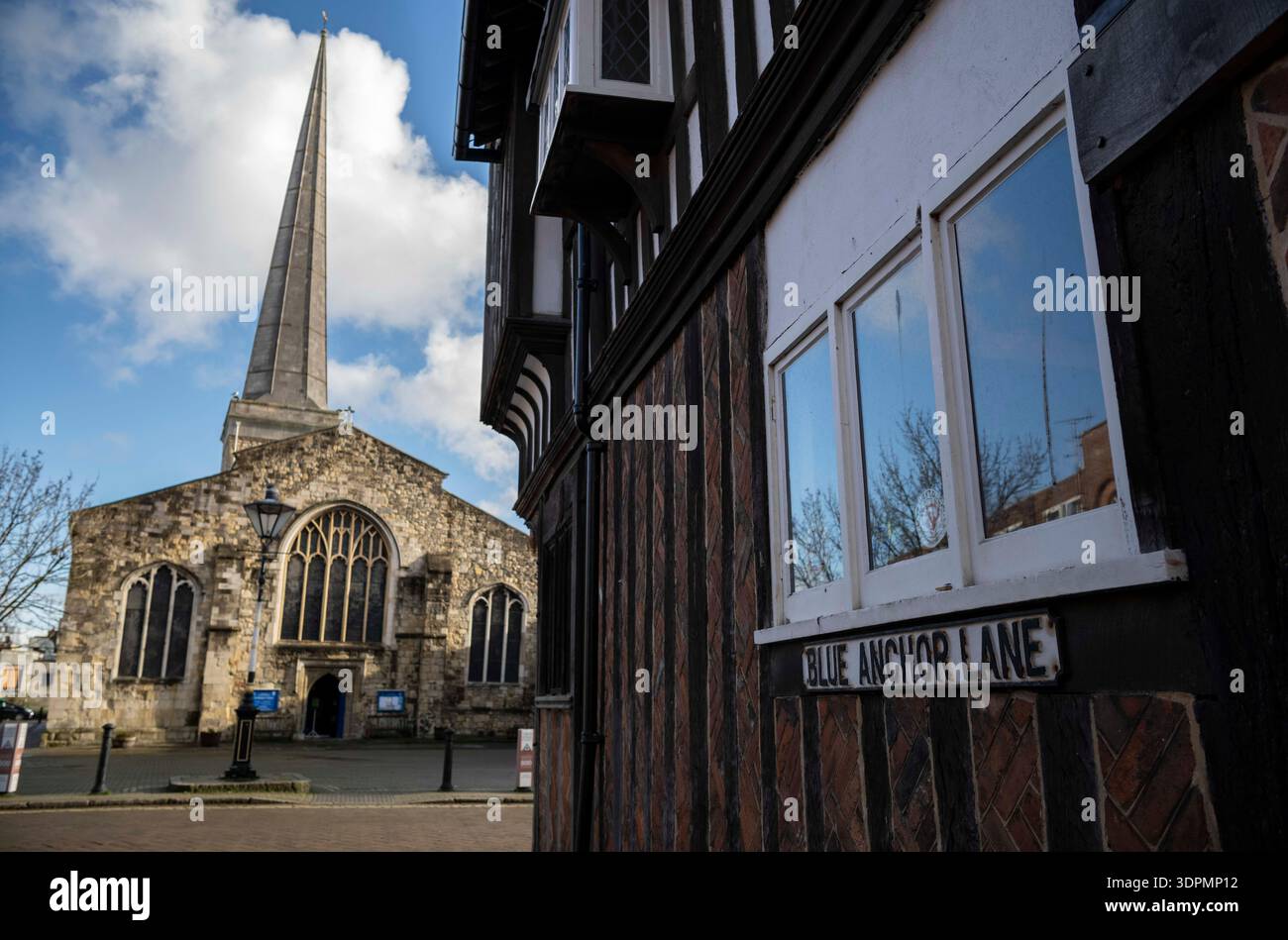Southampton Tourist Hot Spots, Blick auf das Tudor House und die St. Michael's Church in der Altstadt. Stockfoto