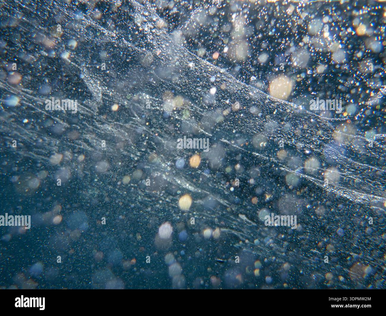 Luftblasen unter der Meeresoberfläche vor der Küste der Insel Meganisi im Ionischen Meer, Griechenland. Stockfoto