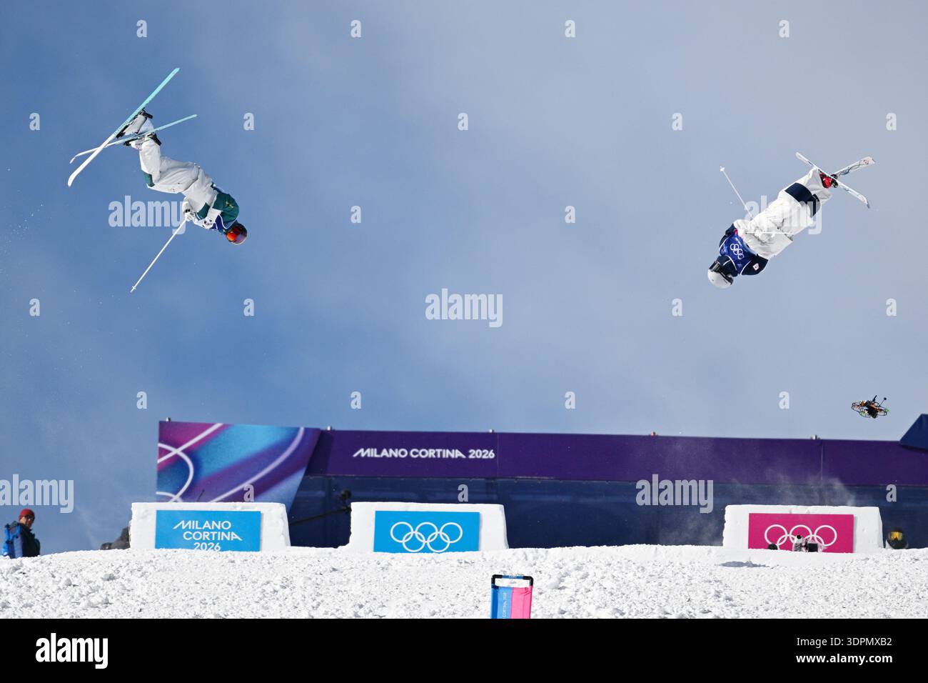 Livigno, Italien. Kredit: MATSUO. Februar 2026. (L-R) GRAHAM Matt (aus), Taketo Nishizawa (JPN) Freestyle Skilaufen : das Finale der Dual Moguls 1/16 für Herren während der Olympischen Winterspiele in Mailand Cortina 2026 im Livigno Aerials and Moguls Park in Livigno, Italien. Kredit: MATSUO .K/AFLO SPORT/Alamy Live News Kredit: Aflo Co. Ltd./Alamy Live News Stockfoto