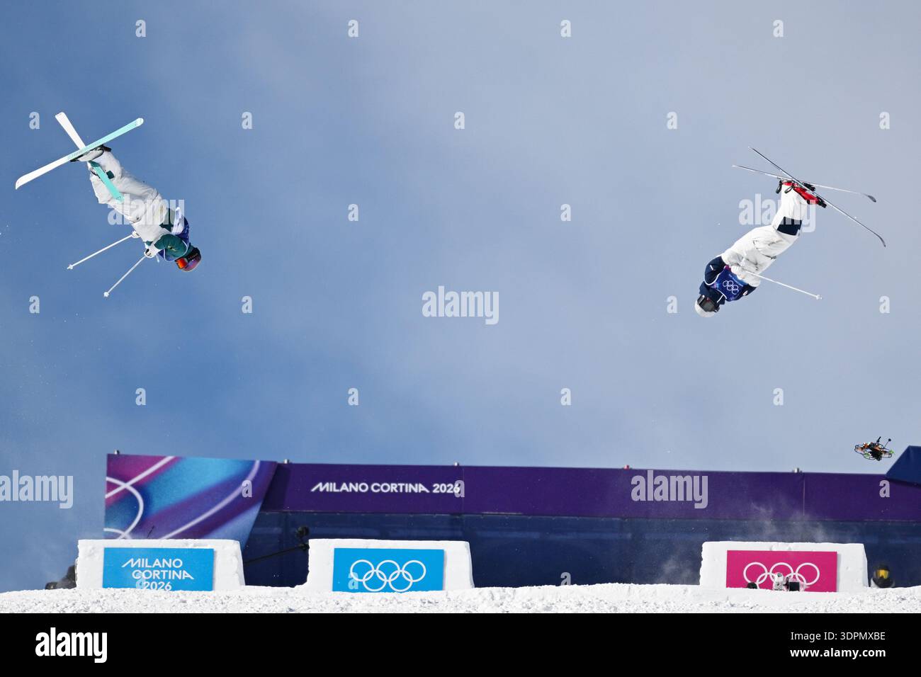 Livigno, Italien. Kredit: MATSUO. Februar 2026. (L-R) GRAHAM Matt (aus), Taketo Nishizawa (JPN) Freestyle Skilaufen : das Finale der Dual Moguls 1/16 für Herren während der Olympischen Winterspiele in Mailand Cortina 2026 im Livigno Aerials and Moguls Park in Livigno, Italien. Kredit: MATSUO .K/AFLO SPORT/Alamy Live News Kredit: Aflo Co. Ltd./Alamy Live News Stockfoto