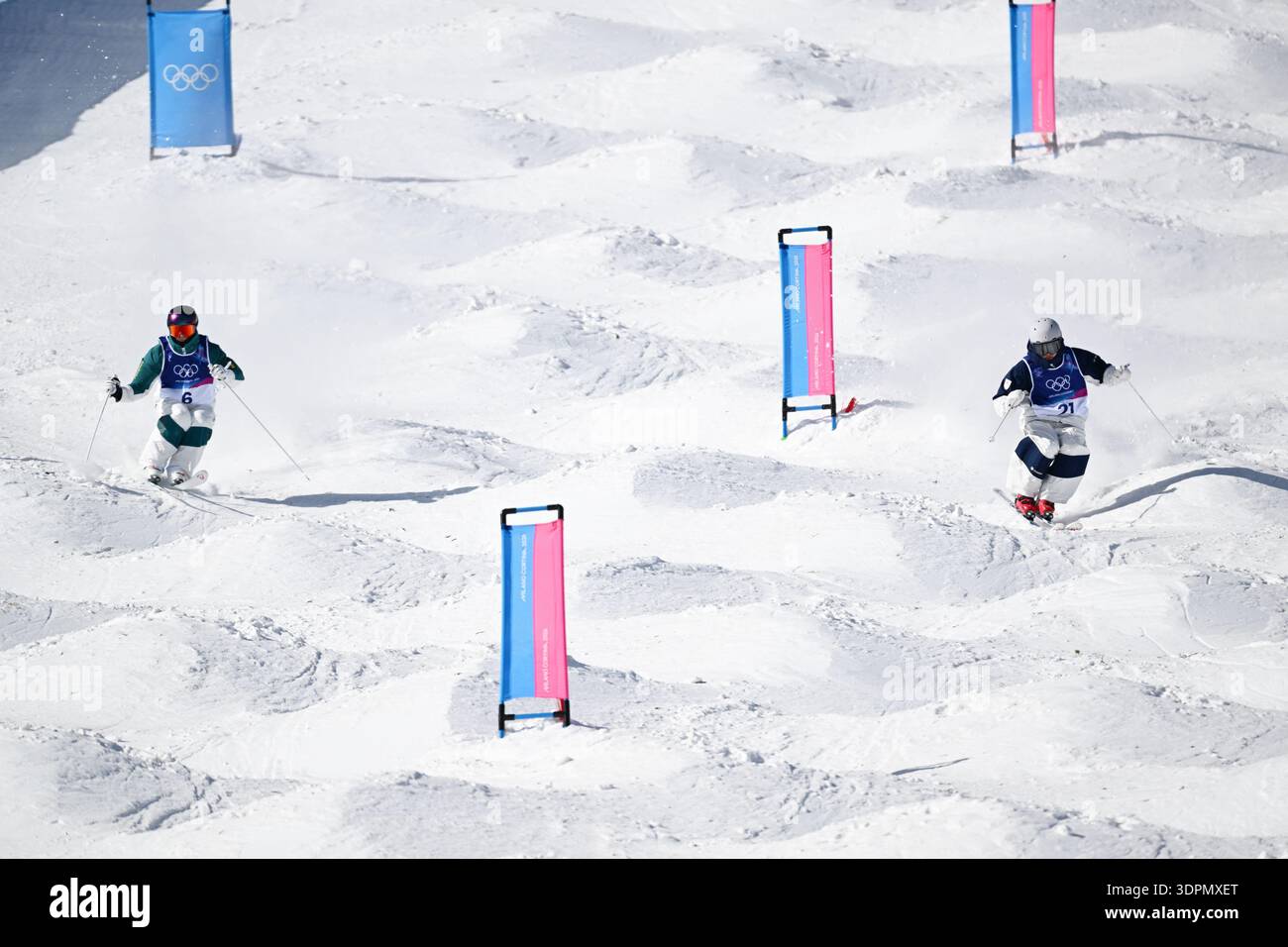 Livigno, Italien. Kredit: MATSUO. Februar 2026. (L-R) GRAHAM Matt (aus), Taketo Nishizawa (JPN) Freestyle Skilaufen : das Finale der Dual Moguls 1/16 für Herren während der Olympischen Winterspiele in Mailand Cortina 2026 im Livigno Aerials and Moguls Park in Livigno, Italien. Kredit: MATSUO .K/AFLO SPORT/Alamy Live News Kredit: Aflo Co. Ltd./Alamy Live News Stockfoto