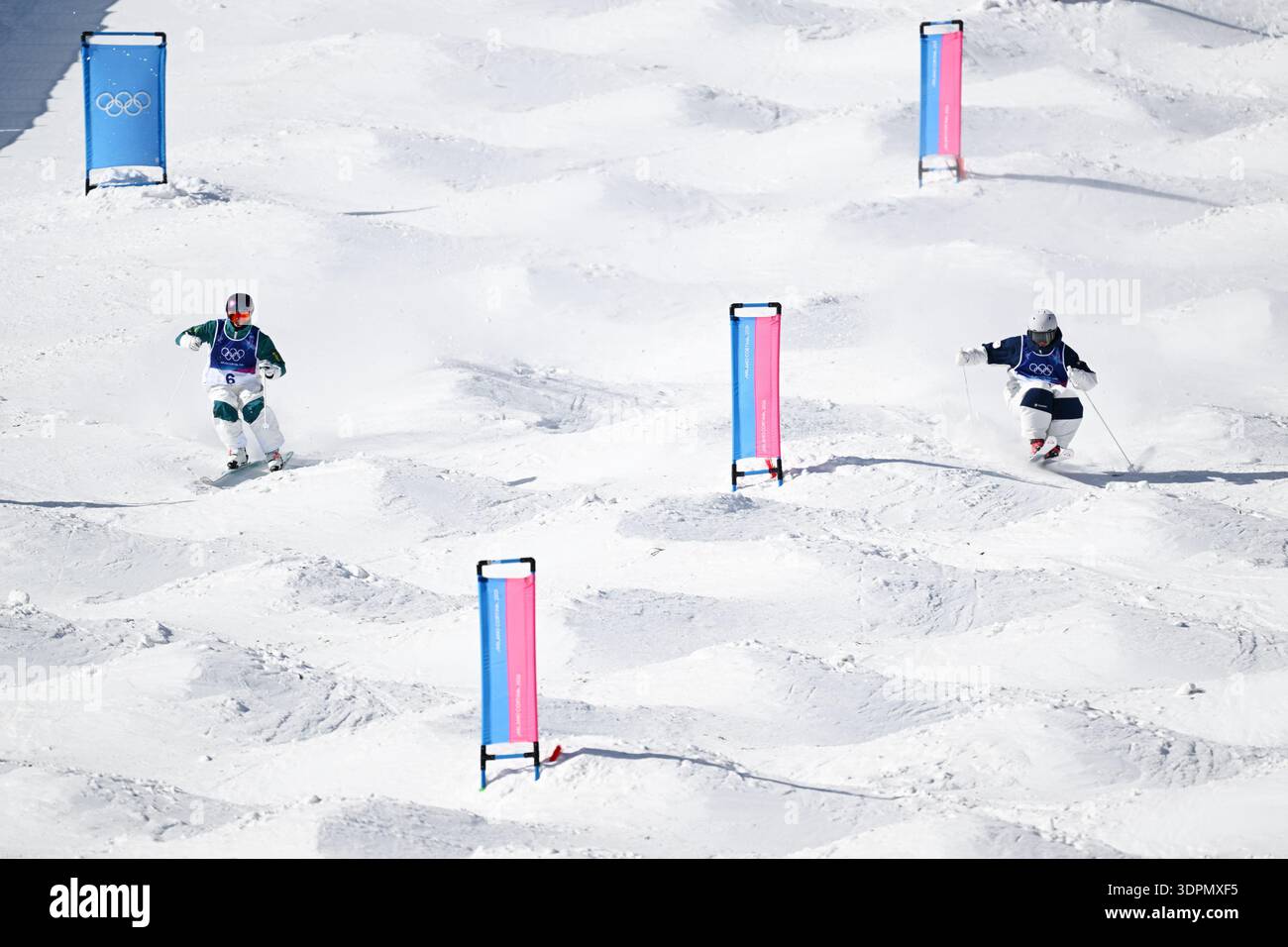 Livigno, Italien. Kredit: MATSUO. Februar 2026. (L-R) GRAHAM Matt (aus), Taketo Nishizawa (JPN) Freestyle Skilaufen : das Finale der Dual Moguls 1/16 für Herren während der Olympischen Winterspiele in Mailand Cortina 2026 im Livigno Aerials and Moguls Park in Livigno, Italien. Kredit: MATSUO .K/AFLO SPORT/Alamy Live News Kredit: Aflo Co. Ltd./Alamy Live News Stockfoto
