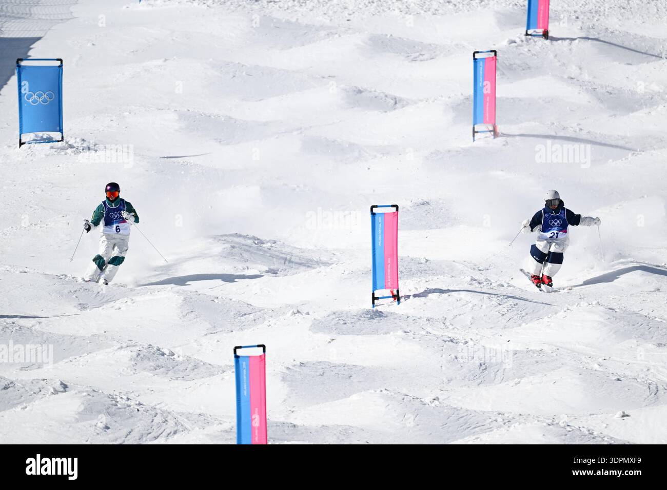 Livigno, Italien. Kredit: MATSUO. Februar 2026. (L-R) GRAHAM Matt (aus), Taketo Nishizawa (JPN) Freestyle Skilaufen : das Finale der Dual Moguls 1/16 für Herren während der Olympischen Winterspiele in Mailand Cortina 2026 im Livigno Aerials and Moguls Park in Livigno, Italien. Kredit: MATSUO .K/AFLO SPORT/Alamy Live News Kredit: Aflo Co. Ltd./Alamy Live News Stockfoto