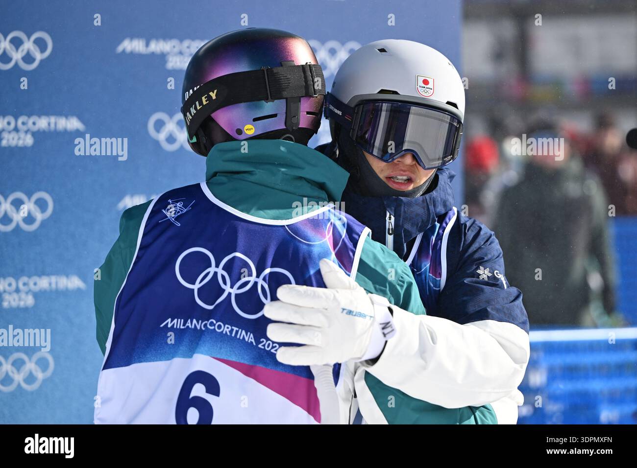 Livigno, Italien. Kredit: MATSUO. Februar 2026. (L-R) GRAHAM Matt (aus), Taketo Nishizawa (JPN) Freestyle Skilaufen : das Finale der Dual Moguls 1/16 für Herren während der Olympischen Winterspiele in Mailand Cortina 2026 im Livigno Aerials and Moguls Park in Livigno, Italien. Kredit: MATSUO .K/AFLO SPORT/Alamy Live News Kredit: Aflo Co. Ltd./Alamy Live News Stockfoto