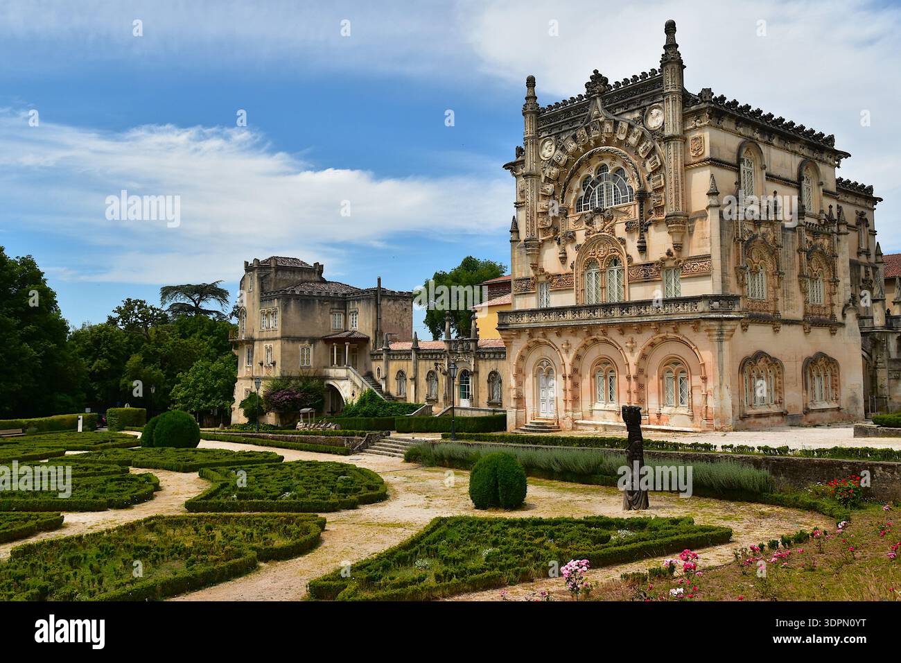 Die Südfassade des Palastes im Neo-Manuelinstil im Zentrum des Bucaco-Waldes in Portugal Stockfoto