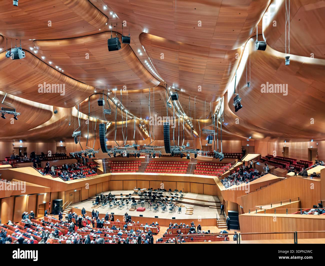 Weitwinkel-Innenraum des Sala Santa Cecilia im Parco della Musica Ennio Morricone in Rom, Italien, mit Renzo Pianos ikonischem Akustikholzdesig Stockfoto