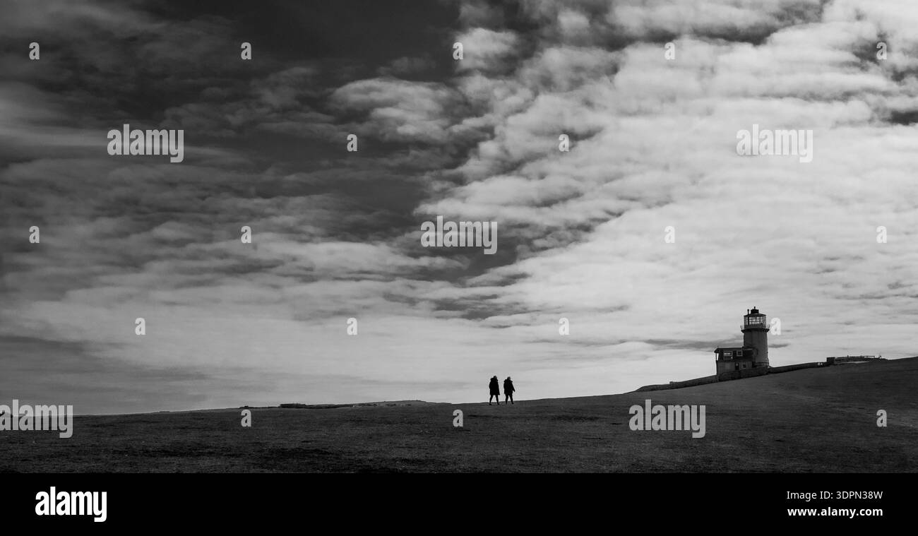 Belle Tout Lighthouse, Beach Head, Sussex, gegen aufstrebende Sturmwolken. In Schwarzweiß gerendert Stockfoto