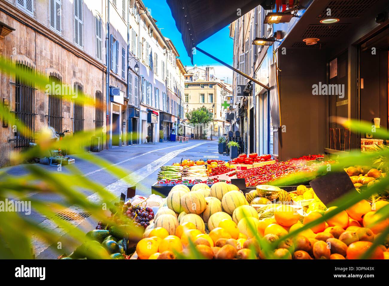 Avignon, Frankreich. Straße von Avignon mit Blick auf Gemüseverkäufer, Südfrankreich Stockfoto