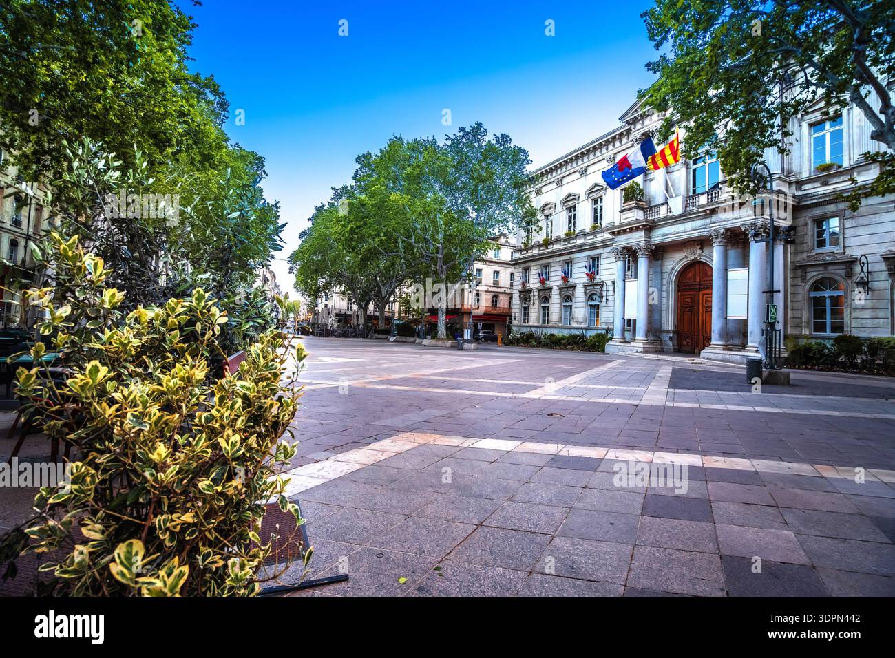 Avignon, Frankreich. Alte Stadt Avignon mit Kopfsteinpflasterplatz, Südfrankreich Stockfoto