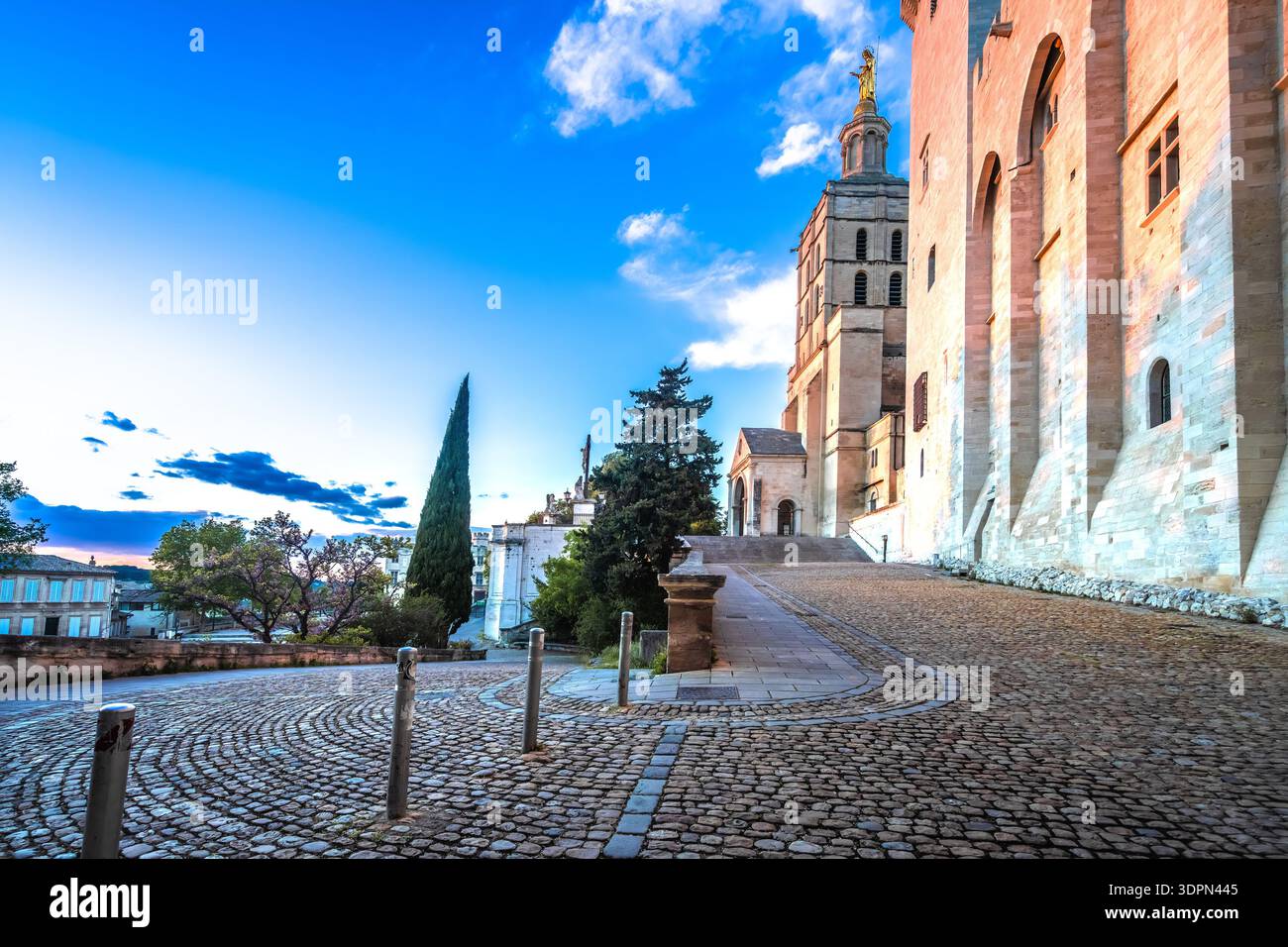 Avignon, Frankreich. Antike Stadt Avignon Platz und Blick auf den Papst Palast, Südfrankreich Stockfoto