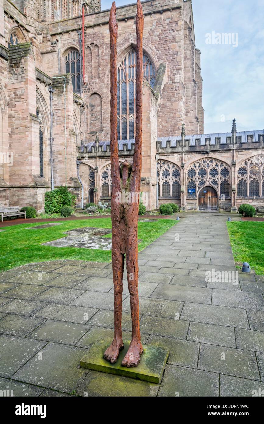 Beyond Limitation Skulptur von John O’Connor in den Klostergärten der Hereford Cathedral, Herefordshire, Großbritannien am 12. Februar 2026 Stockfoto