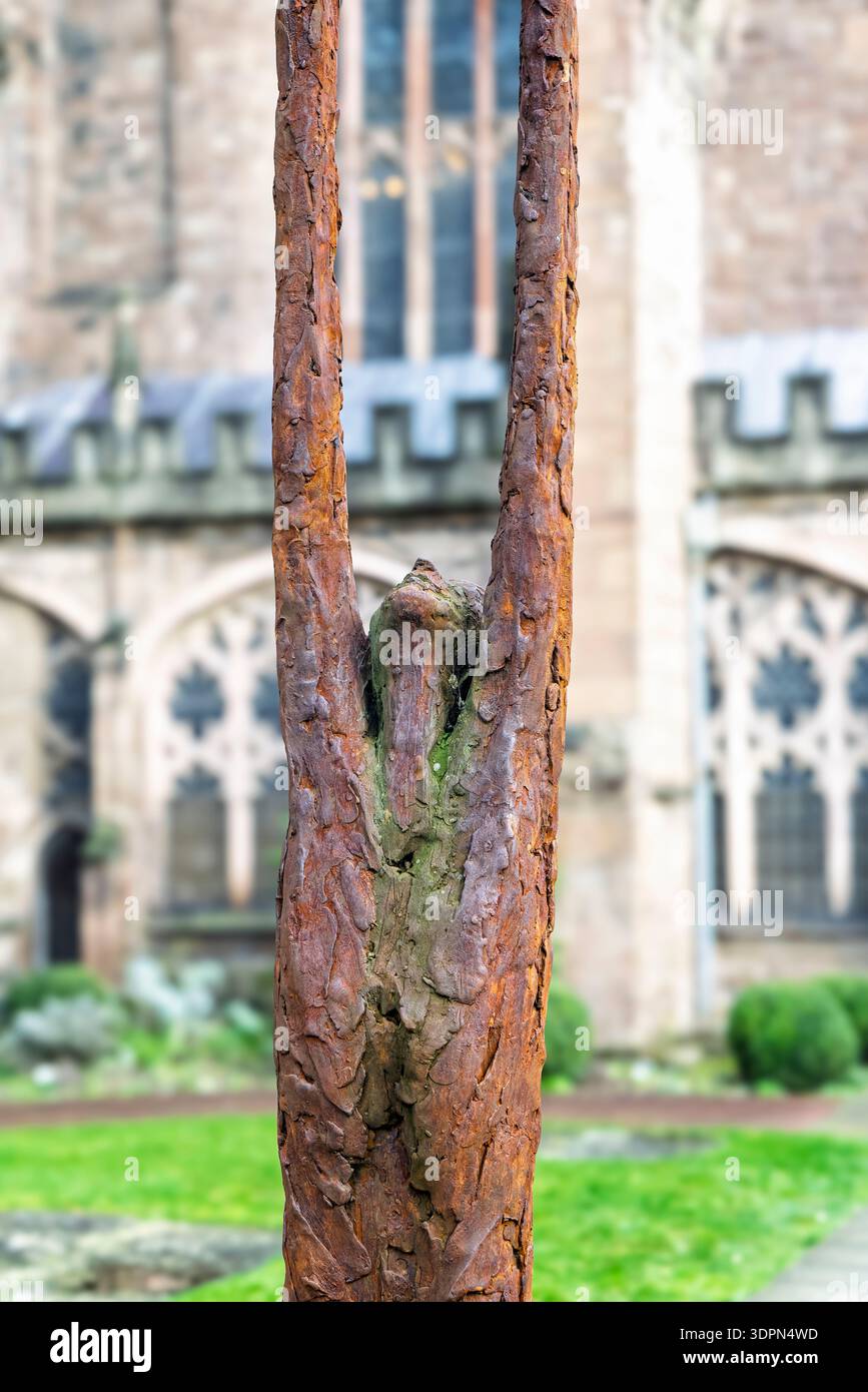 Beyond Limitation Skulptur von John O’Connor in den Klostergärten der Hereford Cathedral, Herefordshire, Großbritannien am 12. Februar 2026 Stockfoto