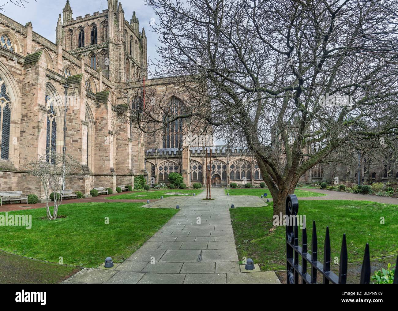 Lady Arbour Cloister Garden und Beyond Limits Skulptur neben der Hereford Cathedral, Herefordshire, Großbritannien am 12. Februar 2026 Stockfoto