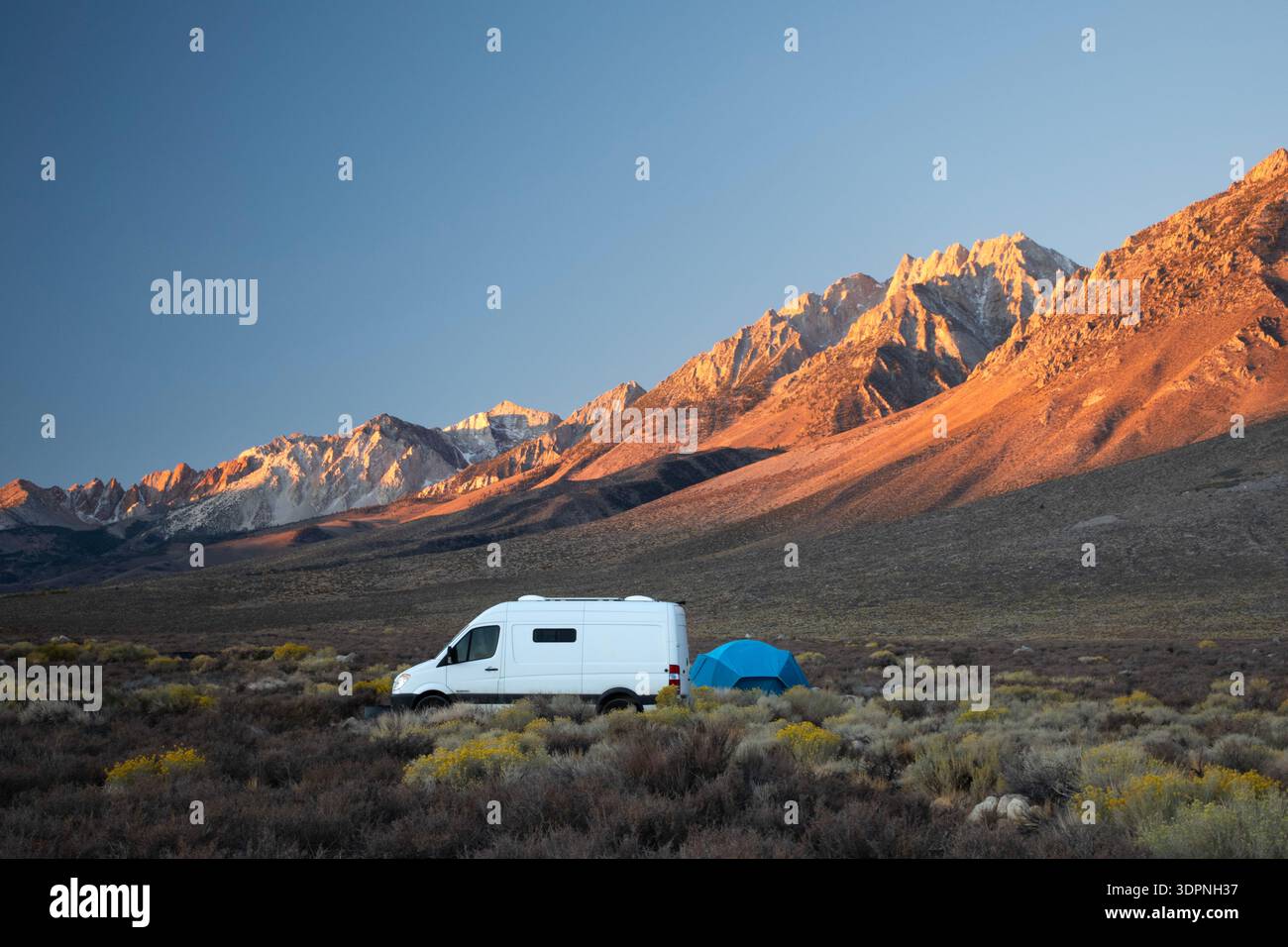 Kleiner Wohnmobil und Zelt in der spektakulären Umgebung der Berge der östlichen Sierra Nevada im Inyo County bei Bishop Stockfoto