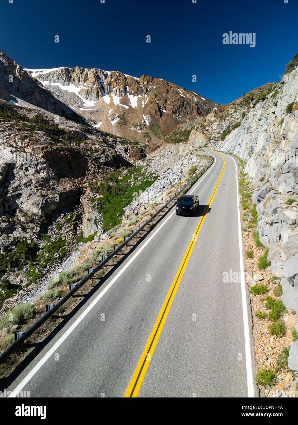 Lkw, der vom Tioga Pass auf dem California Highway 120 in den Sierra Nevada Mountains absteigt Stockfoto