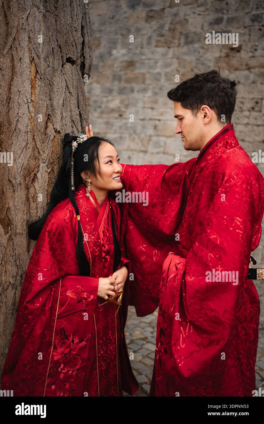 Interrassisches Paar feiert traditionelle chinesische Hochzeit mit Hanfu Stockfoto