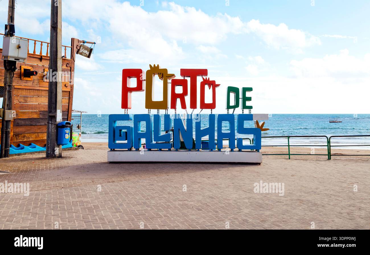 PORTO DE GALINHAS, IPOJUCA, PERNAMBUCO, BRASILIEN - 10. FEBRUAR 2026: Buntes Touristenschild mit dem Namen Porto de Galinhas in der Innenstadt. Stockfoto