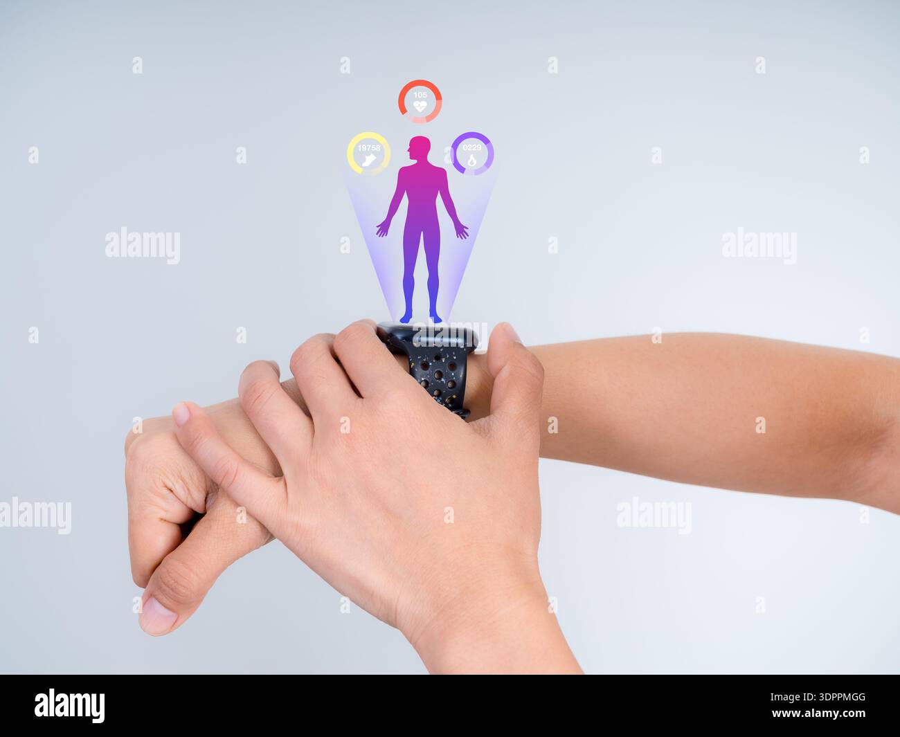 Futuristische moderne Smartwatch in Hand mit holografischer Anzeige von Gesundheitsdaten, Verfolgung von Herzfrequenz, Kalorien und Schritten. Perfektes Konzept für digitale Heilung Stockfoto