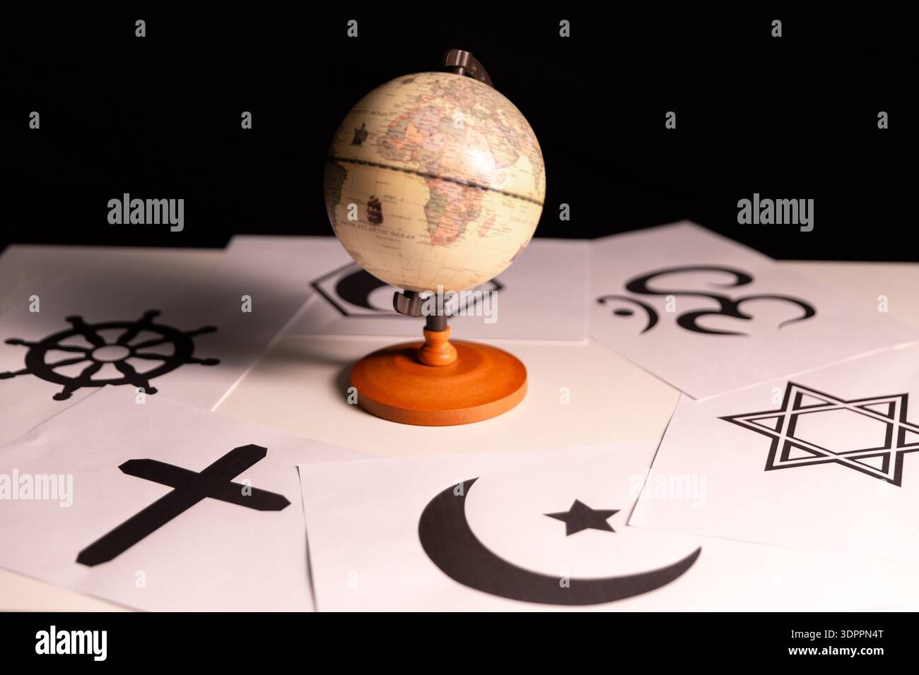 Das Konzept des interreligiösen Dialogs fördert das Verständnis und die Spiritualität, indem es Symbole und Überzeugungen verschiedener Religionen zusammenbringt, Hinduismus, Islam, J Stockfoto