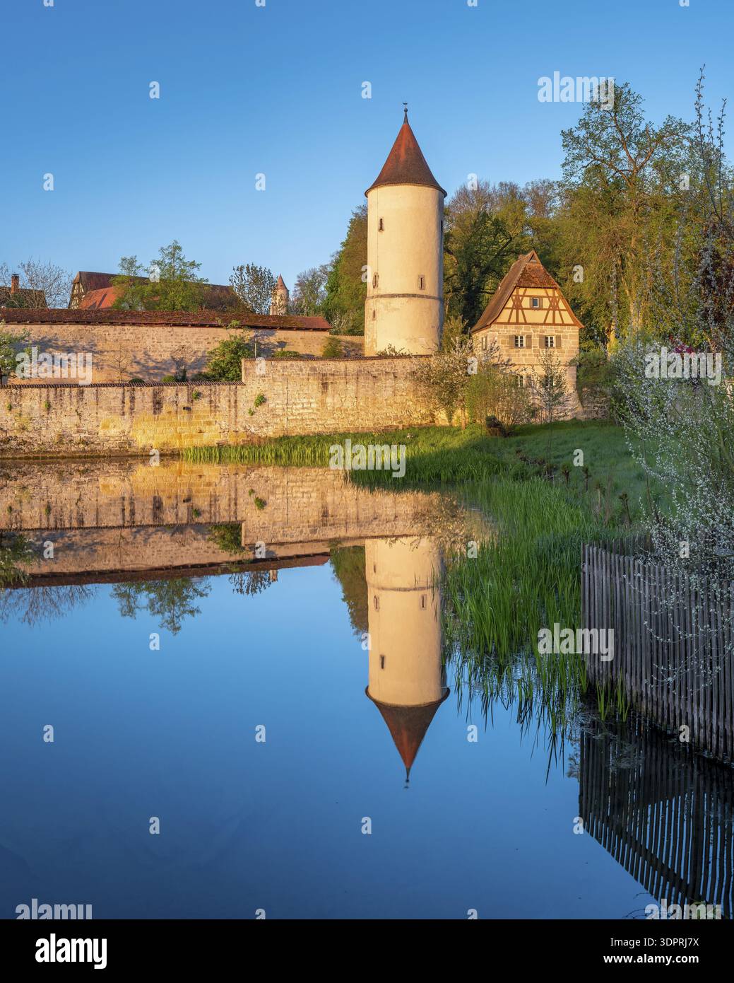 Verdauungsturm mit Parkhaus an der Stadtmauer im Morgenlicht, Reflexion im Rothenburger Teich, Romantik Straße, Dinkelsbüehl, Mittelfranco Stockfoto