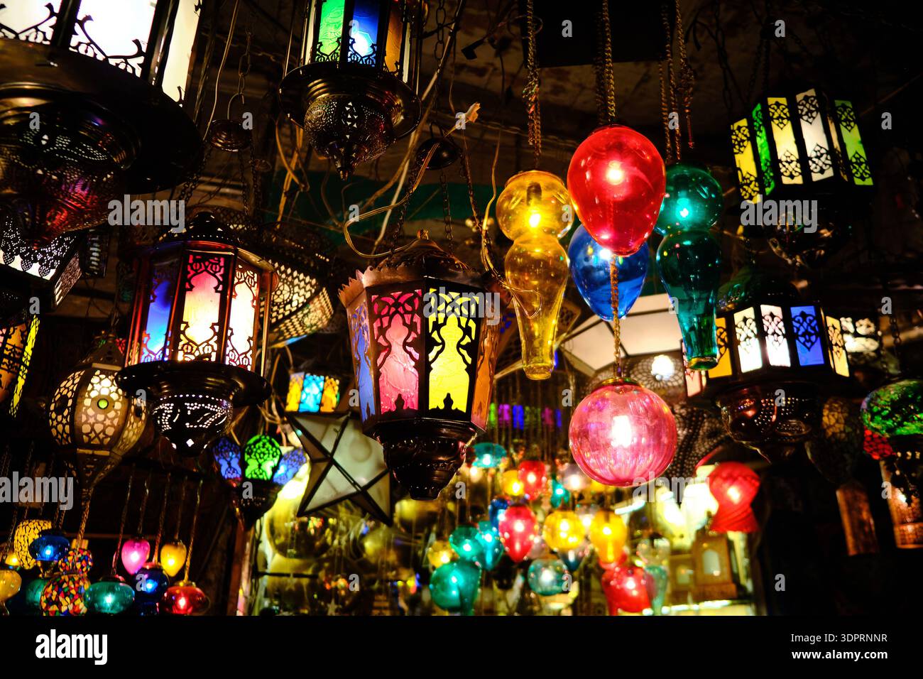 Farbenfrohe orientalische Laternen und traditionelle Einrichtung im Souk Shop Stockfoto