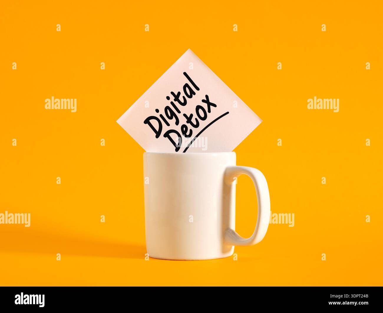Weißer Becher mit handgeschriebener digitaler Detox-Note, symbolisiert einen Bruch von der Technologie und fördert geistiges Wohlbefinden Stockfoto