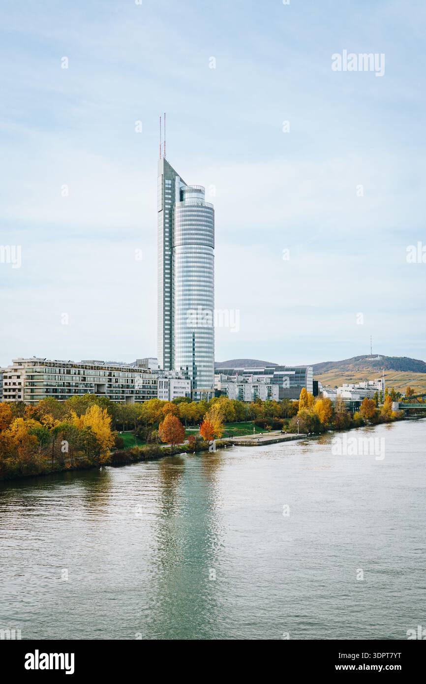 Büroturm in Wien, der sich über der Donau erhebt Stockfoto