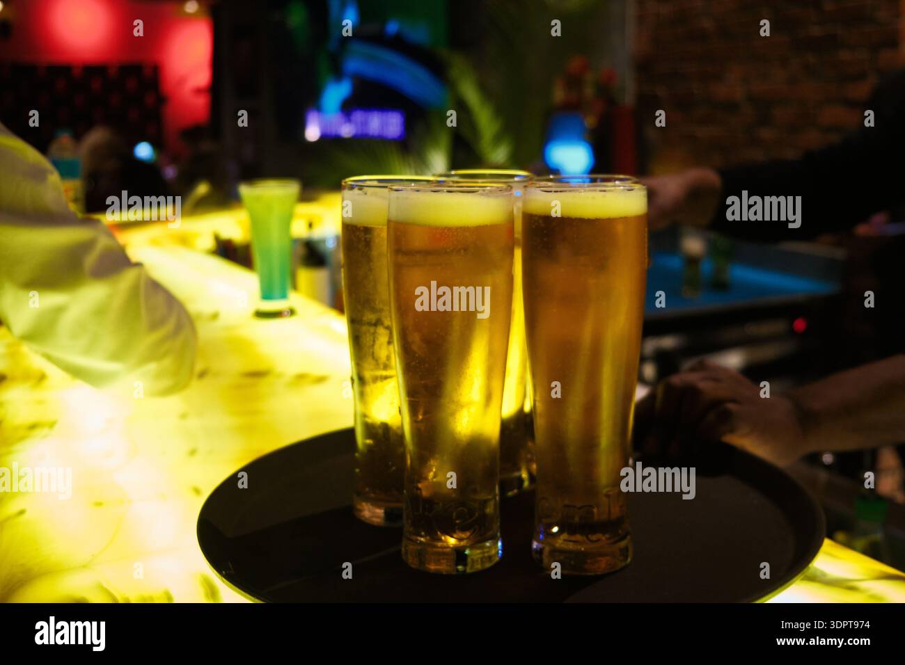 Gläser Bier vom Fass am Bartheken Stockfoto